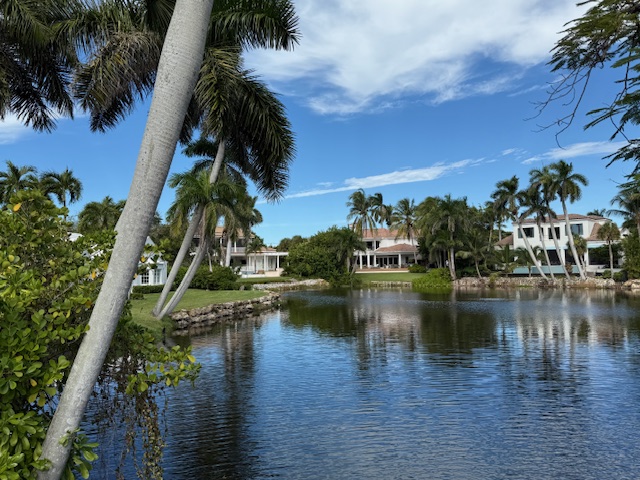 Lomberg.us Select Real Estate Naples Florida Beach Sand white Luxury Ocean Meer Strand Traumurlaub Haus kaufen Waterfront Villas Homes