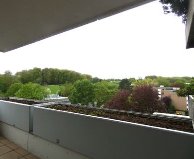 Appartment mit Potenzial und tollem Ausblick vom großen Balkon.