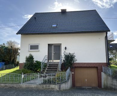 *RESERVIERT* Solides Einfamilienhaus mit Photovoltaikanlage in Randlage – besonders für Pendler interessant!