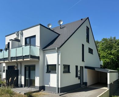 Wohnen mit Stil und Komfort– Moderne Doppelhaushälfte mit Carport und Garten in begehrter Lage