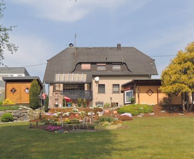 Top gepflegtes Einfamilienhaus mit einer herrlichen Gartenlandschaft, am Waldrand gelegen!
