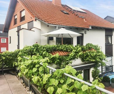 Solide Kapitalanlage in Bonn-Holzlar: Wohn- und Geschäftshaus mit Südwest-Garten und Pool