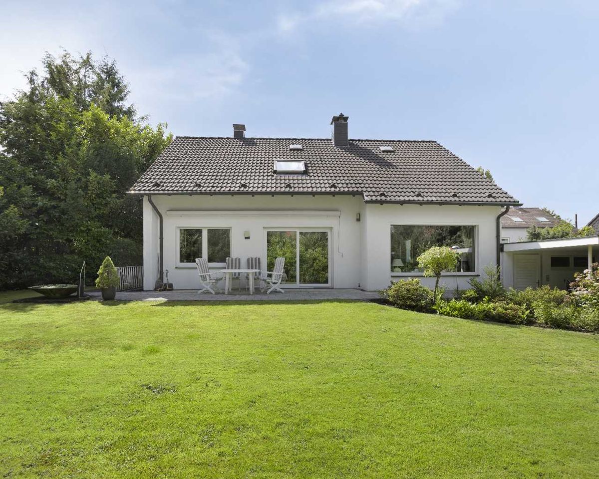 Freistehendes Einfamilienhaus mit Garage auf großem Grundstück in Ratingen-Ost