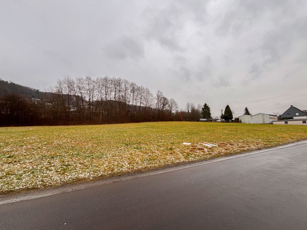 Naturnah leben, bestens angebunden: Großzügiges Baugrundstück in attraktiver Lage von Windeck!