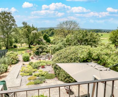 ***provisionsfrei*** Kölsch-Büllesbach: Modernes Wohnen mit 2.051 m² Traumgrundstück & Weitblick