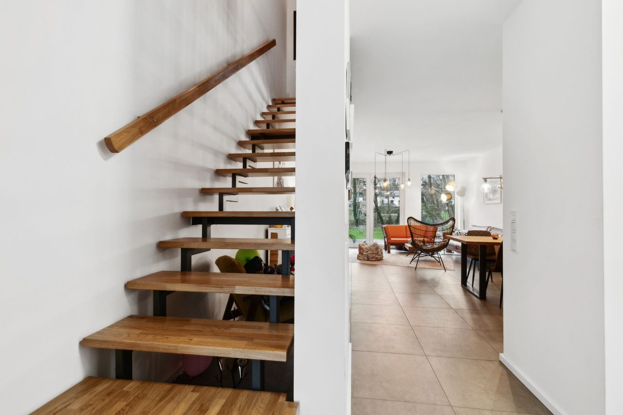 Wohnen mit Stil und Komfort– Moderne Doppelhaushälfte mit Carport und Garten in begehrter Lage