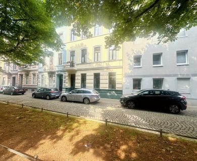 58 M² GROßE 2-ZIMMER-ALTBAUWOHNUNG MIT BALKON – HOHE DECKEN, PARKETT  und  MODERNES BAD