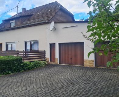 Solides Wohnhaus mit Ausbaupotenzial, Nebengebäuden, Garagen und großem Grundstück!