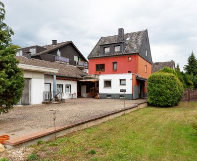 NEU: Großes 3-Familienhaus, Nebengebäude, Garagen in beliebter Schlebuscher Lage