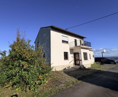 Sanierungsbedürftiges Einfamilienhaus mit einer unverbauten und tollen Weitsicht ins Tal – nahe Hamm a.d. Sieg!