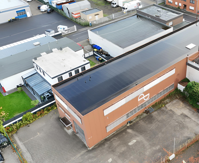 HALLE – BÜRO – WOHNEN: VIELSEITIGES IMMOBILIENENSEMBLE ZU KAUFEN