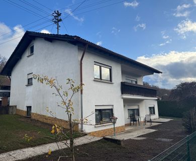 Gepflegtes Einfamilienhaus mit ELW, Garten und Garage in ruhiger Wohnlage – zwischen Wissen & Gebhardshain!