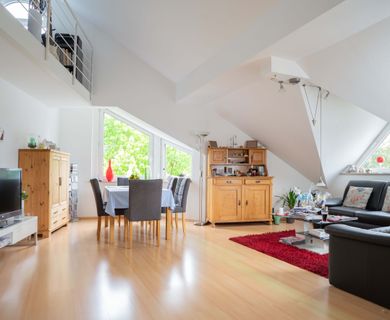 Schicke Maisonette-Wohnung mit Empore, Sonnenbalkon und Garage!