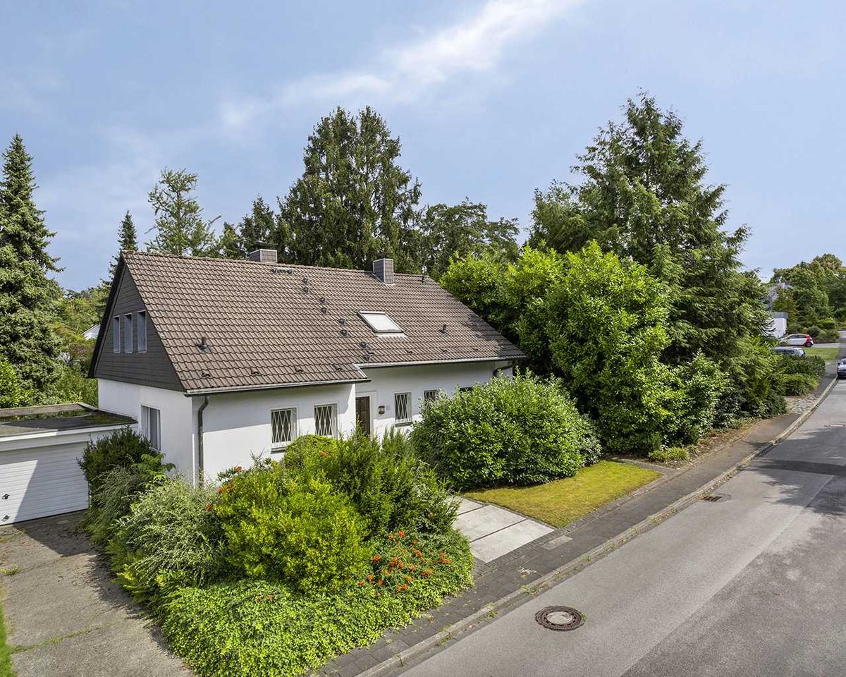 Freistehendes Einfamilienhaus mit Garage auf großem Grundstück in Ratingen-Ost