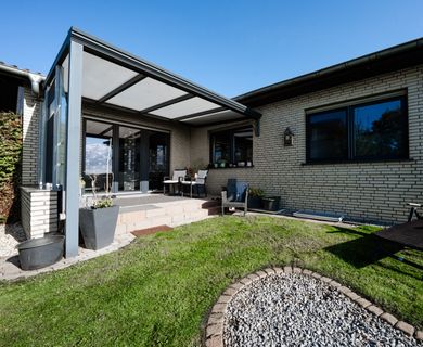 Exklusiver Bungalow für die Familie: Lichtdurchflutet, großzügiger Garten mit Pool & Rückzugsräumen