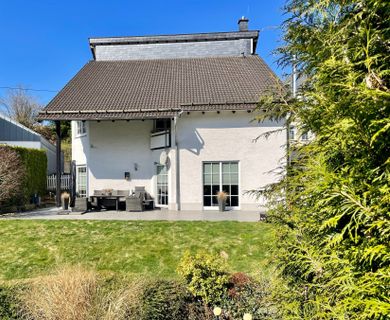 Großzügiges Zuhause mit zwei Wohneinheiten und schönem Garten!
