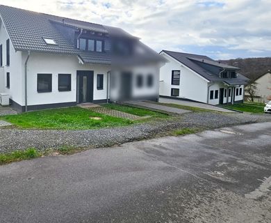 Traumhaftes Wohnen in familienfreundlicher Lage! Attraktive „Neubau“ Doppelhaushälfte mit Garten!