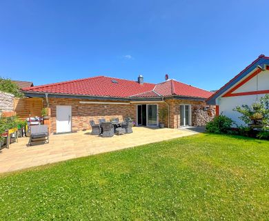 Hochwertiger Bungalow in Zentralort – Erdwärme – BN/SU 25 Min.