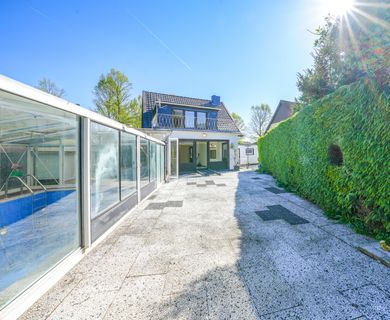 5 Zimmer, Pool & 2 Garagen – Ihr Familienparadies