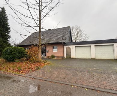 Attraktives Zweifamilienhaus in Rosbacher Wohngegend mit Doppelgarage!