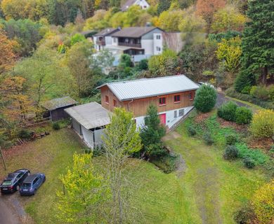 Vielseitig nutzbares Einfamilienhaus mit zusätzlicher Gewerbe- oder Landwirtschaftsfläche!