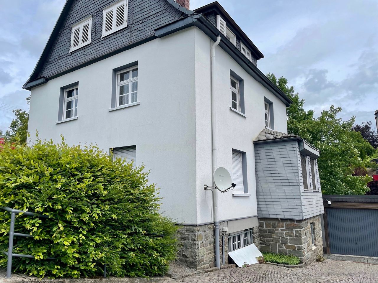 Gepflegtes Haus mit Garten und Garagen in zentrumsnaher Lage!