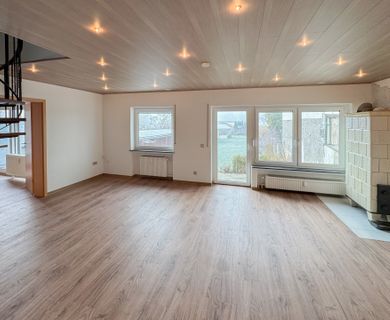 Zwei renovierten Einfamilienhäuser und einer Einliegerwohnung auf großem Grundstück vor Weilburg!