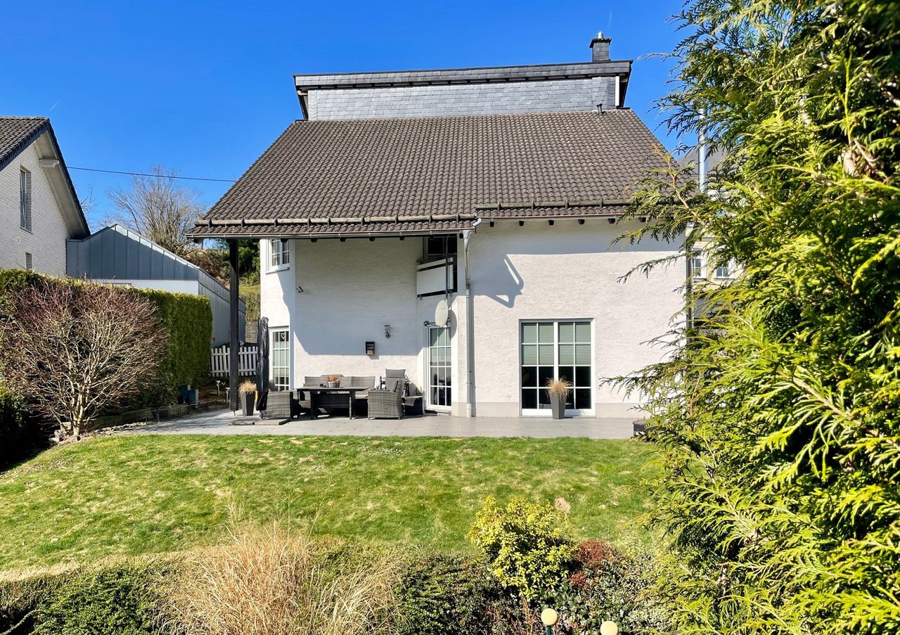 *RESERVIERT* Großzügiges Zuhause mit zwei Wohneinheiten und schönem Garten!