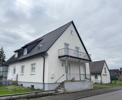 Renovierungsbedürftige Doppelhaushälfte mit Garage auf einem Erbpachtgrundstück in Hamm/Sieg!