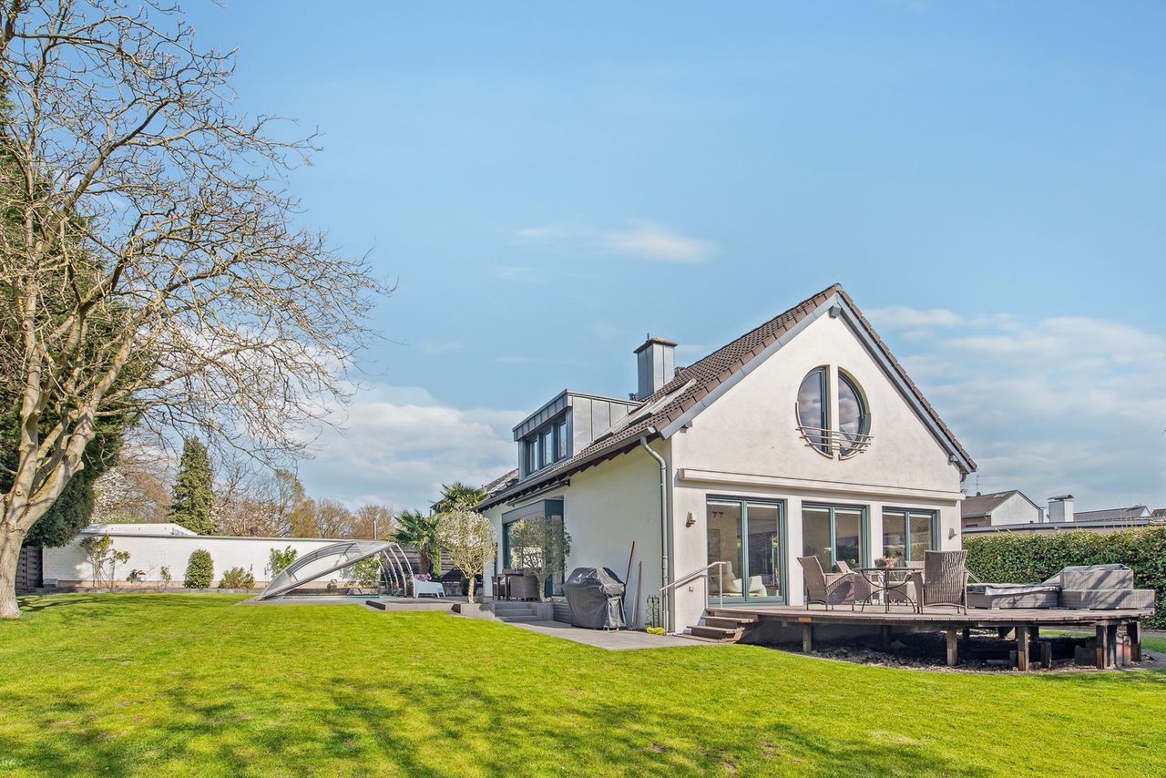 Exklusives Einfamilienhaus mit Pool und großzügigem Garten