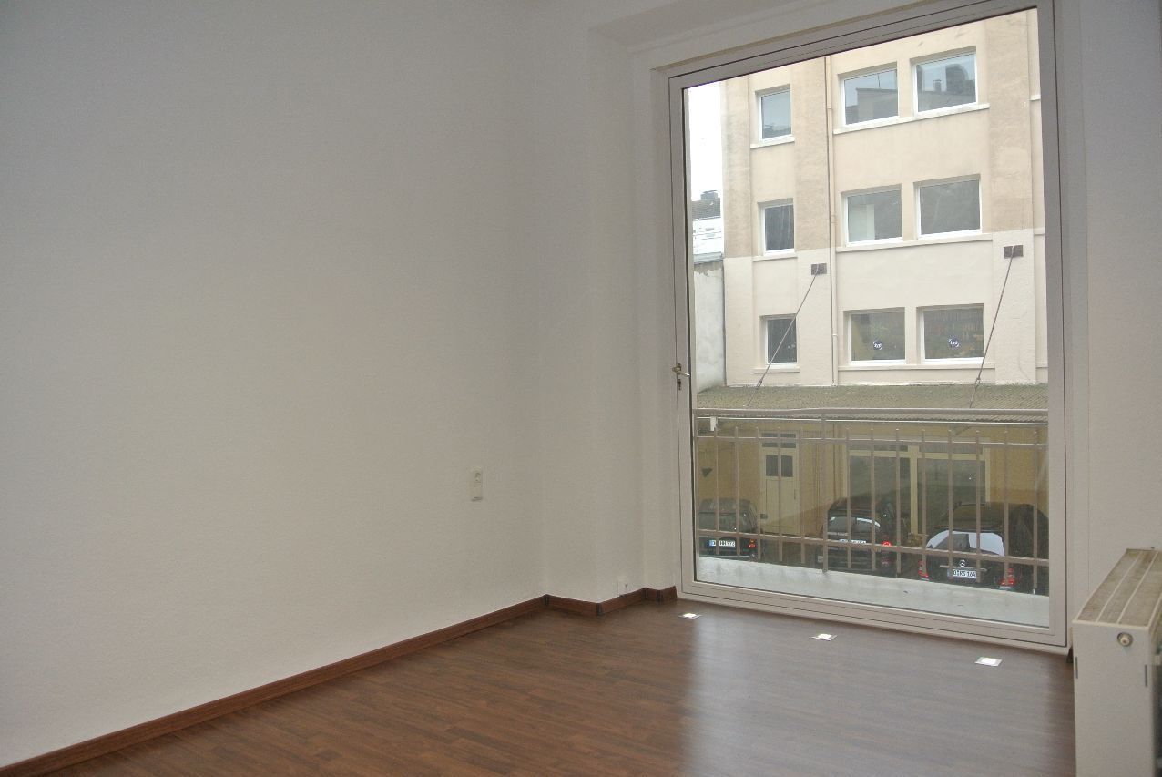 *PROVISIONSFREI* Perfekt für den Start! – ca. 16m² Bürofläche mit Balkon, Nähe Amtsgericht!