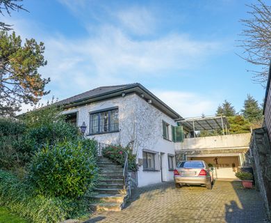 Exklusives Einfamilienhaus mit Einliegerwohnung und großem Grundstück in Top-Lage