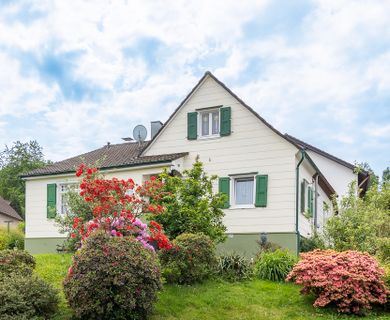 Klein • Gemütlich • Ruhig
Doppelhaushälfte in Burscheid-Dürscheid 
Investieren Sie in Ihre Wohnträume!