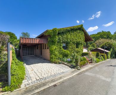 Einfamilienhaus in Feldrandlage mit Keller, Carport und Garage