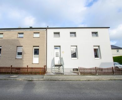 Zwei- bis Dreifamilienhaus mit Keller und Garten