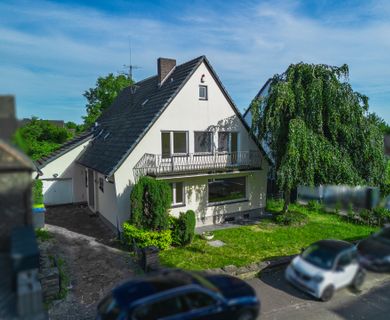 Großzügiges Einfamilienhaus in Köln mit Rheinblick, Gartenidylle und Entwicklungspotential