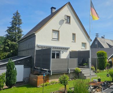 Gepflegtes Wohnhaus mit Ausbaureserve und 
tollem Gartengrundstück!