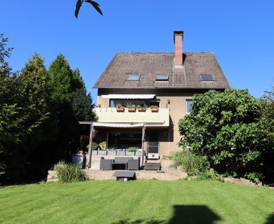 Wohn- und Investitionsobjekt in Rheindorf-Süd: 6 Wohneinheiten, schönes Grundstück, 2 Garagen