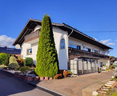 Teilvermietetes 4-Familienhaus mit zahlreichen Nebengebäuden in begehrter Wohnlage von Altenkirchen!