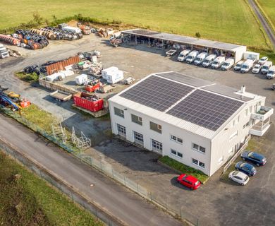 Großer Gewerbekomplex mit Bürogebäude, Werkstatt-/Halle, Freifläche und PV-Anlage!
