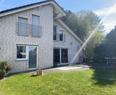 Ca. 250 m² großes, modern ausgestattetes Zweifamilienhaus mit separaten Eingängen in Ha-Garenfeld