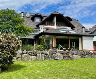 Doppeltes Glück: Ebenerdige ETW mit Wintergarten + großes Baugrundstück!