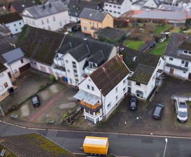 Zwei renovierten Einfamilienhäuser und einer Einliegerwohnung auf großem Grundstück vor Weilburg!