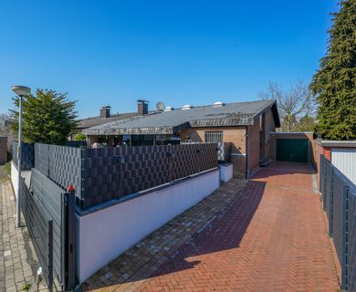 Licht, Luft und Lebensfreude – stilvoller Bungalow mit Kamin, Garten & Charme auf 575 m² Grundstück