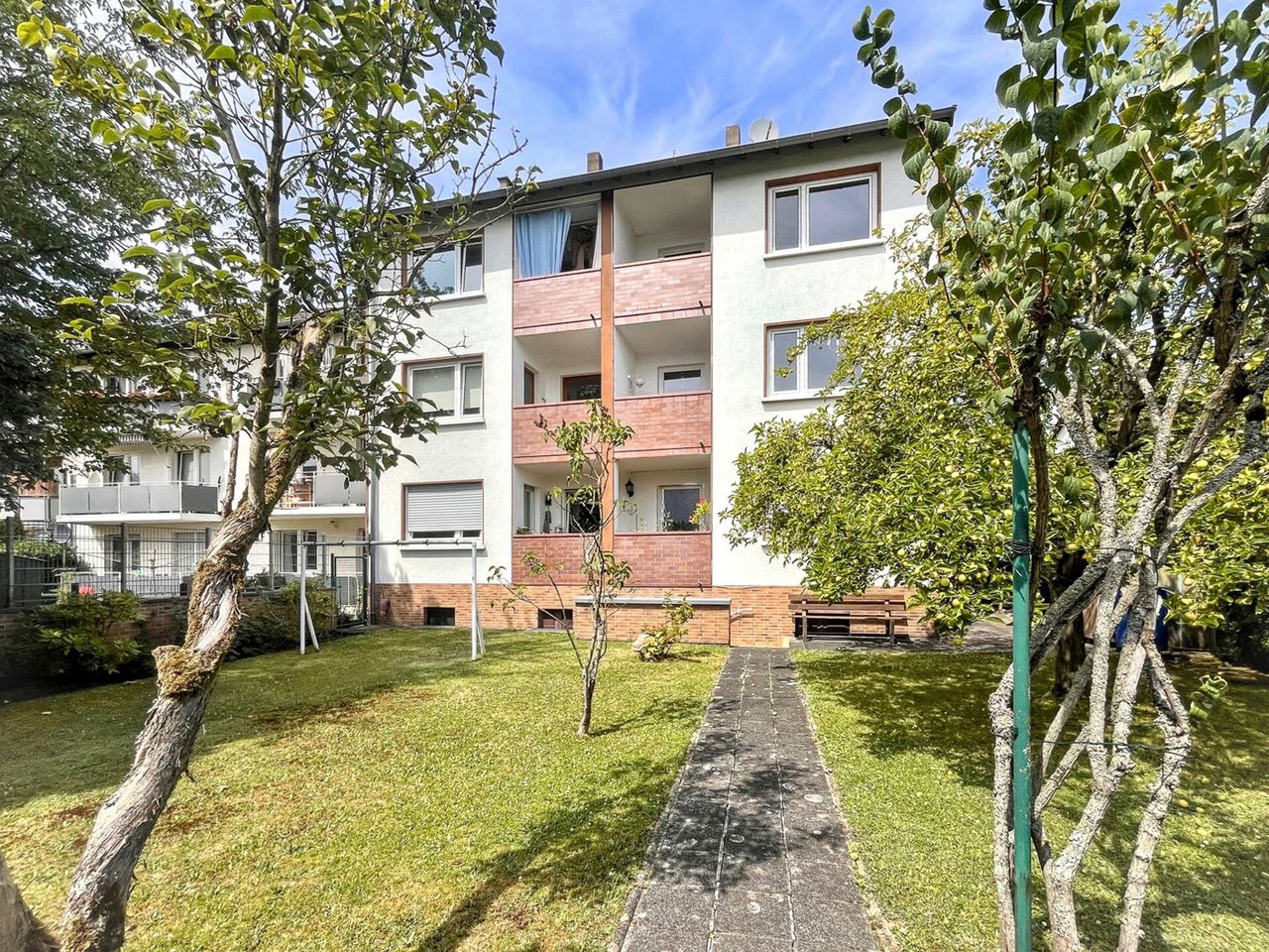 Attraktives Mehrfamilienhaus mit sechs Wohneinheiten, ausgebauter Dachfläche und Garten