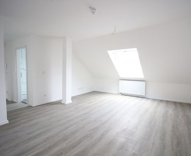 FRISCH RENOVIERTE 2-ZIMMER DACHGESCHOSS WOHNUNG ZU MIETEN!