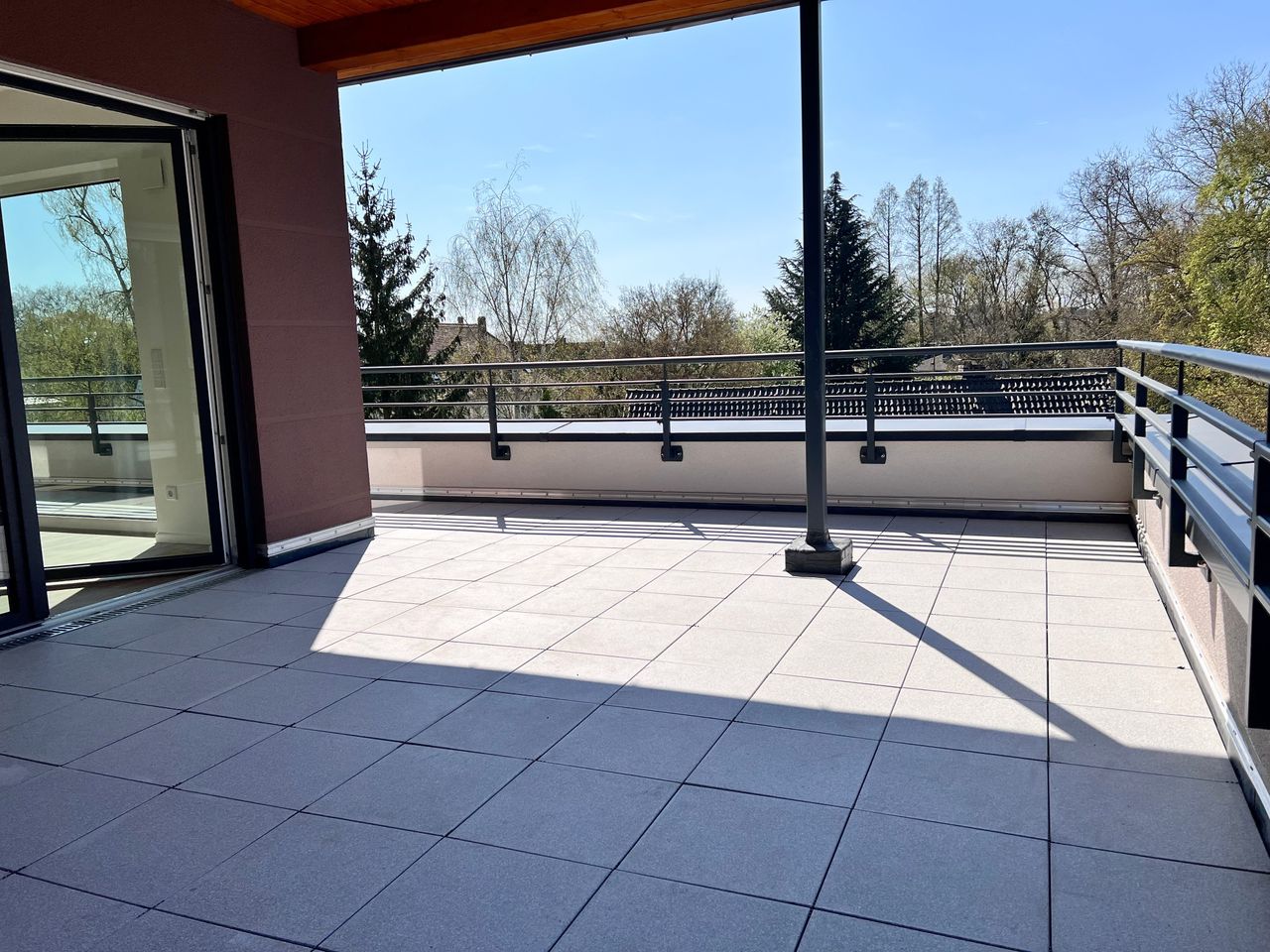 großzügige Dachterrasse_