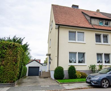 Zweifamilienhaus mit Vollkeller, Garage und Garten