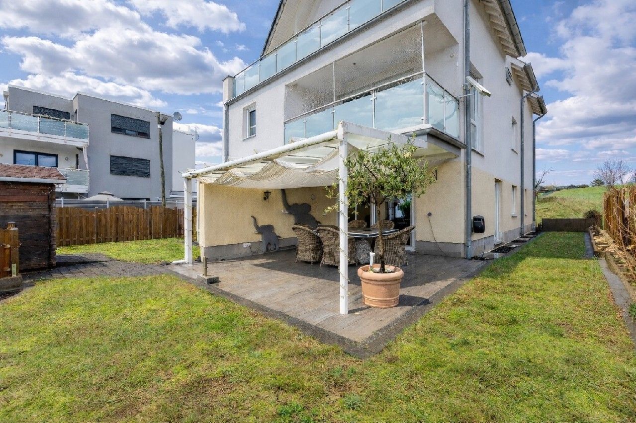 Rückansicht mit Terrasse und Garten