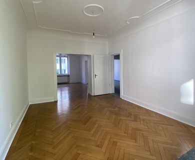 Ziehen Sie in die belle étage: Wunderschöne 3 bis 4 Zimmer Altbauwohnung mitten in Pempelfort